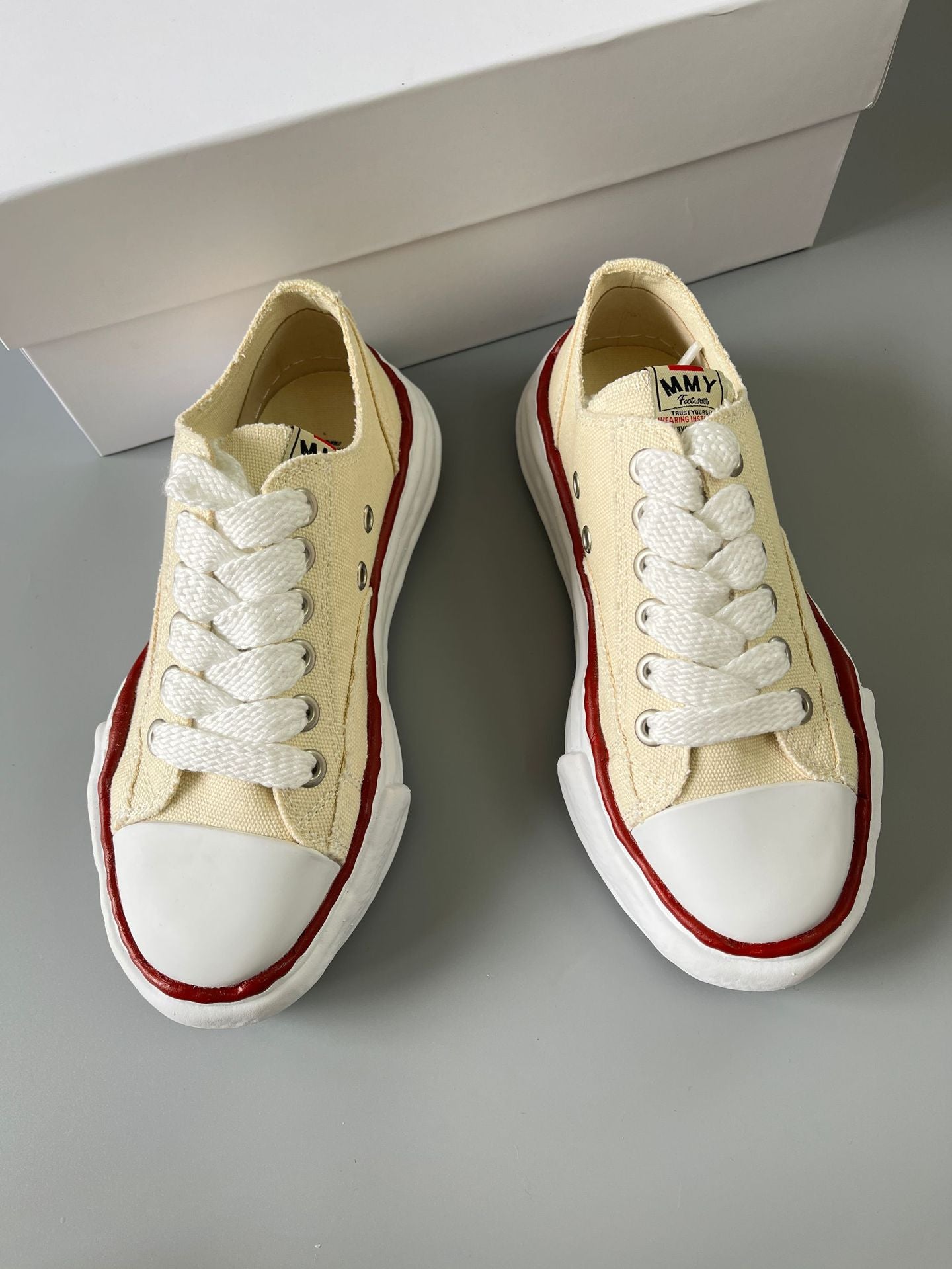 AVASI Low-Top Sneaker