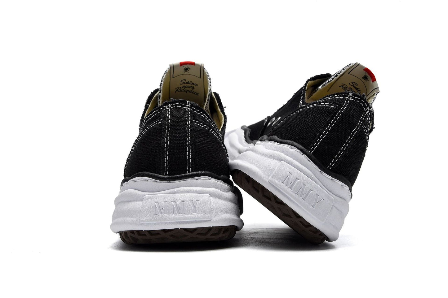 AVASI Low-Top Sneaker