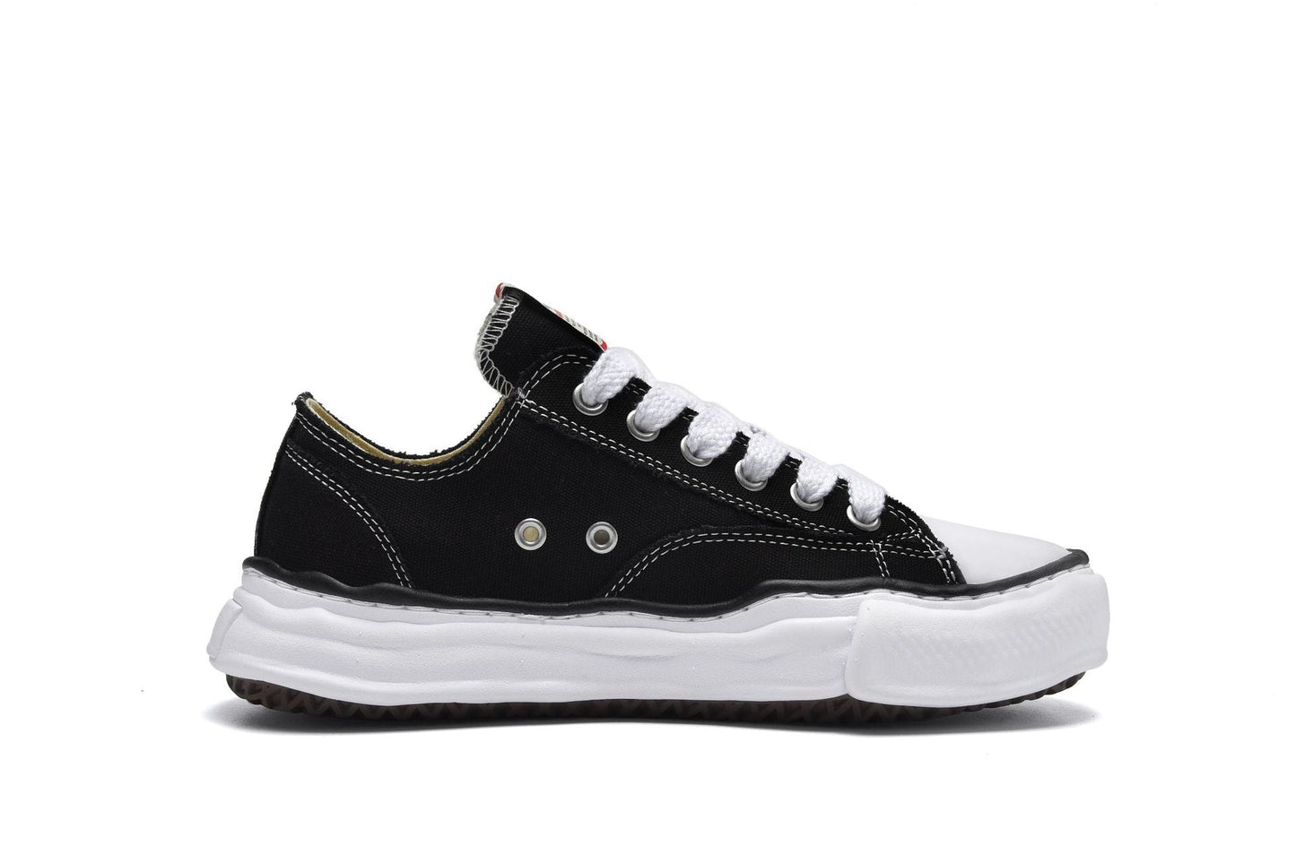 AVASI Low-Top Sneaker